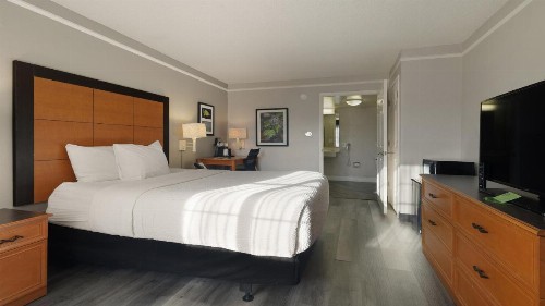La Quinta Inn & Suites by Wyndham Sacramento Downtown - image 49