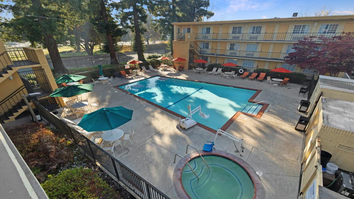 La Quinta Inn & Suites by Wyndham Sacramento Downtown - image 5