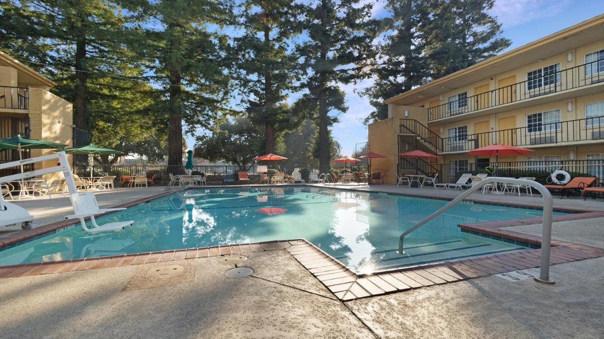 La Quinta Inn & Suites by Wyndham Sacramento Downtown - image 7