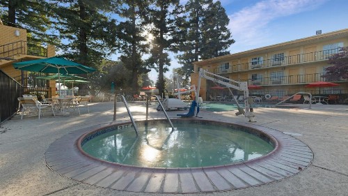 La Quinta Inn & Suites by Wyndham Sacramento Downtown - image 9