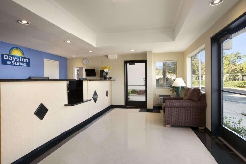 Days Inn & Suites by Wyndham Rancho Cordova - image 2