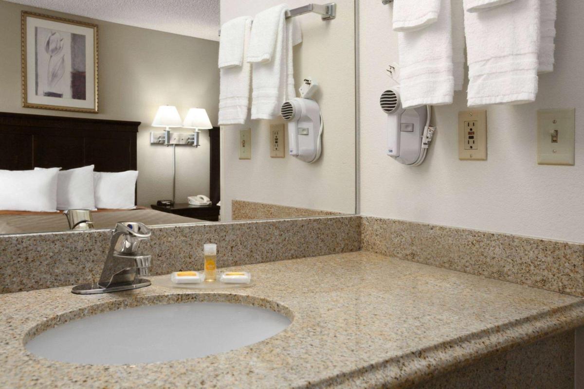 Days Inn & Suites by Wyndham Rancho Cordova - image 3