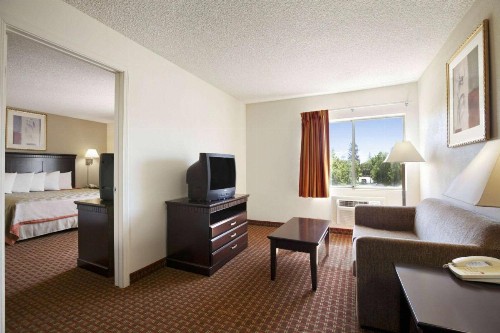 Days Inn & Suites by Wyndham Rancho Cordova - image 8