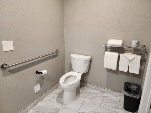 Sacramento Inn & Suites - image 10