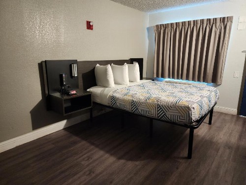 Sacramento Inn & Suites - image 13