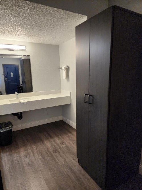 Sacramento Inn & Suites - image 17