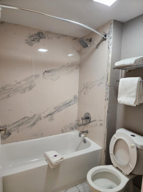 Sacramento Inn & Suites - image 21