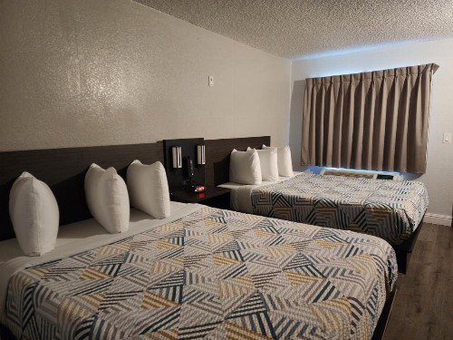 Sacramento Inn & Suites - image 23