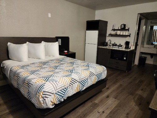 Sacramento Inn & Suites - image 29