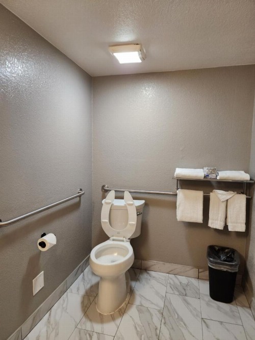 Sacramento Inn & Suites - image 33