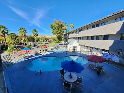 Sacramento Inn & Suites - image 41