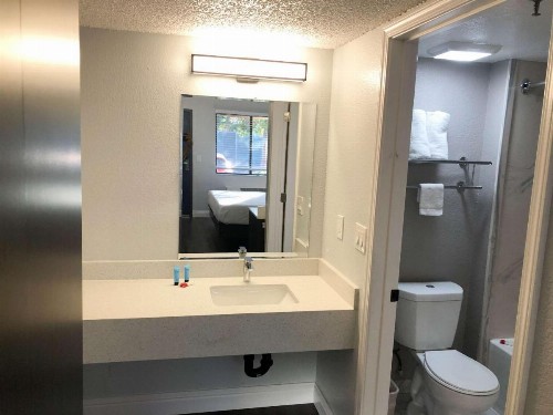 Sacramento Inn & Suites - image 7