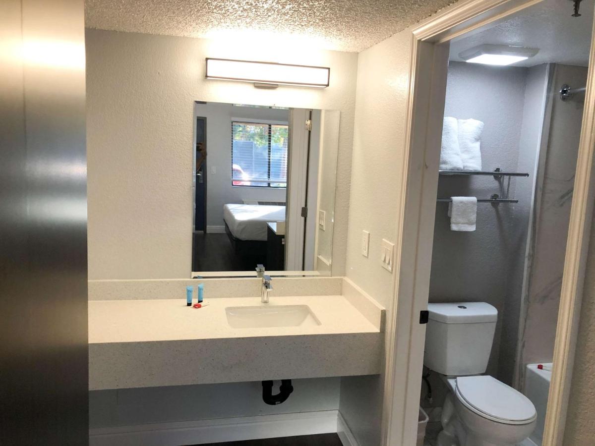 Sacramento Inn & Suites - image 7