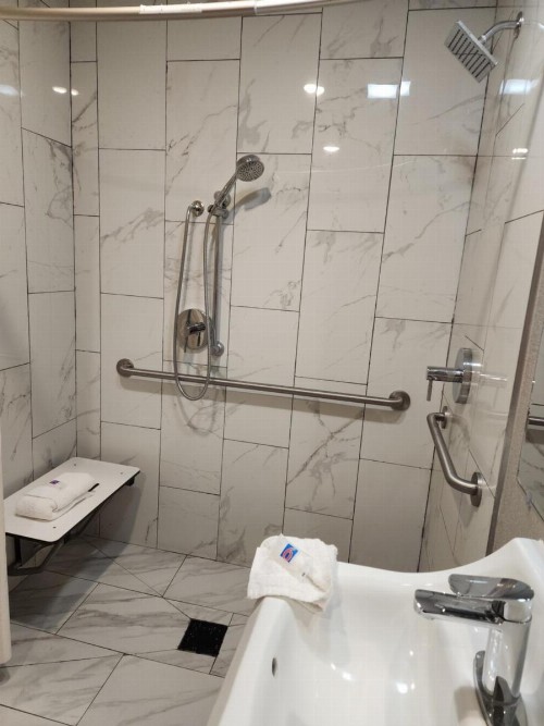 Sacramento Inn & Suites - image 9