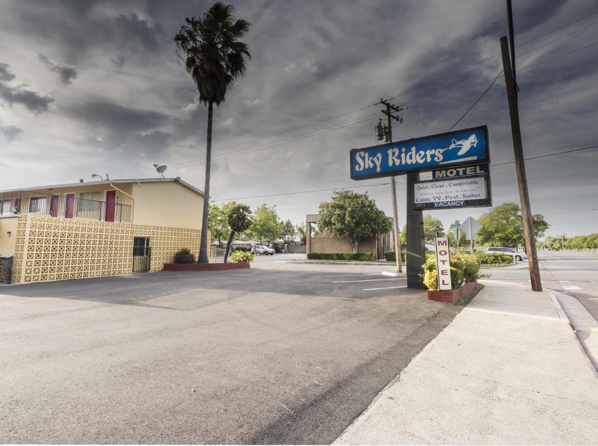 Sky Riders Motel - main image
