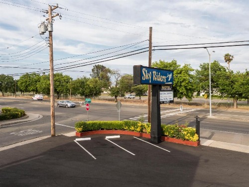 Sky Riders Motel - image 10