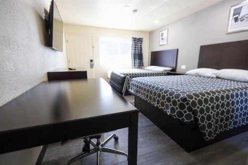 Sky Riders Motel - image 11