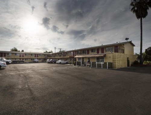 Sky Riders Motel - image 13