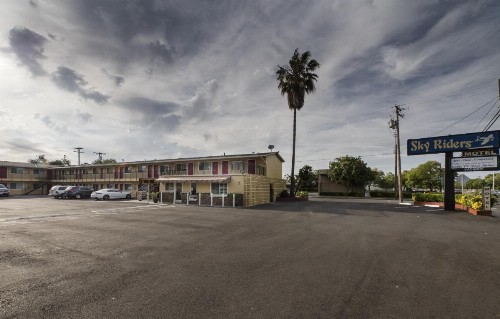 Sky Riders Motel - image 5