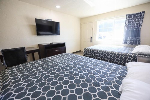 Sky Riders Motel - image 9