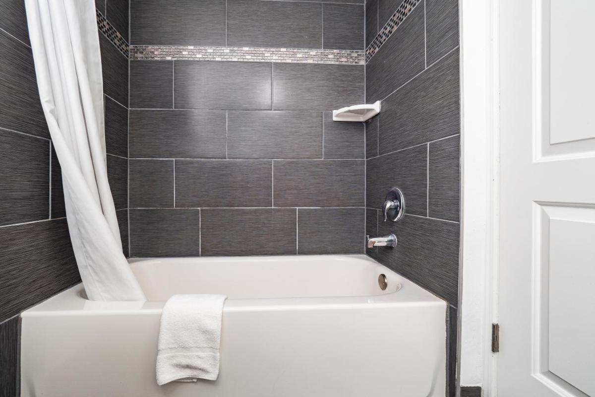 Travelodge by Wyndham Sacramento Convention Center - image 4