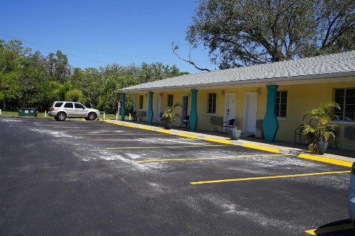 Mar Bay Luxury Suites near Park Beach and Marina - image 11