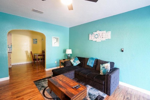 Mar Bay Luxury Suites near Park Beach and Marina - image 2