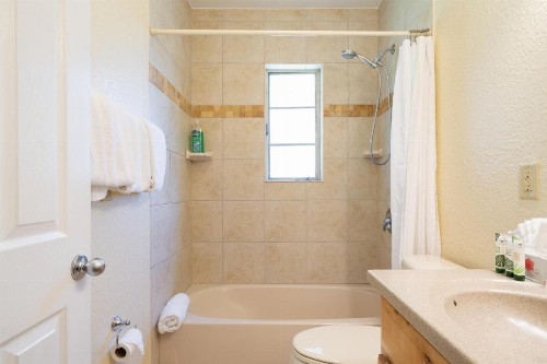 Mar Bay Luxury Suites near Park Beach and Marina - image 5