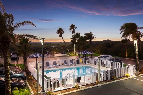 Ocean Sands Beach Inn Ultra Sparkling Saltwater Mineral Pool open until 4 AM Board Games in Lobby Bedside Candy in all rooms Summer Special - image 18