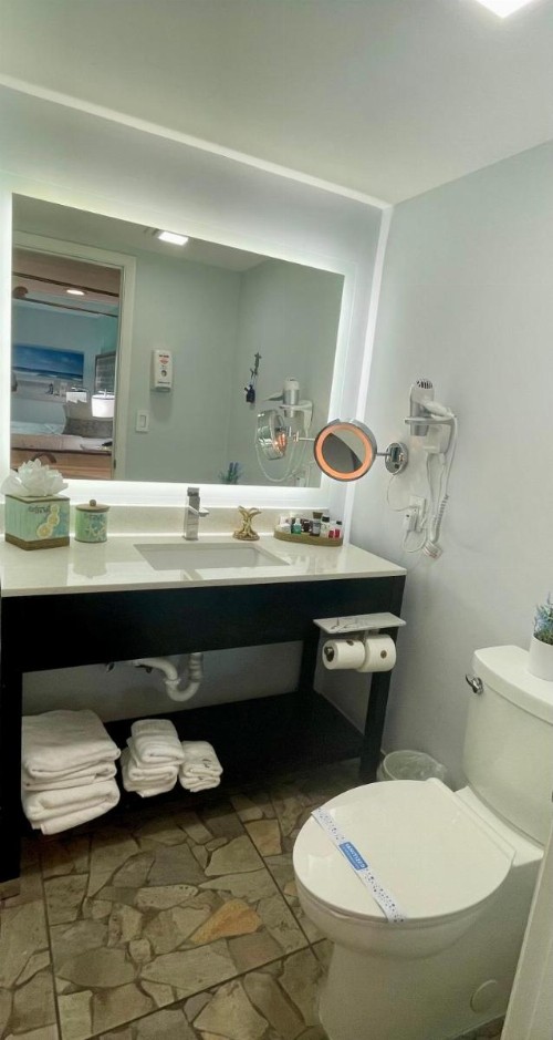 Ocean Sands Beach Inn Ultra Sparkling Saltwater Mineral Pool open until 4 AM Board Games in Lobby Bedside Candy in all rooms Summer Special - image 29