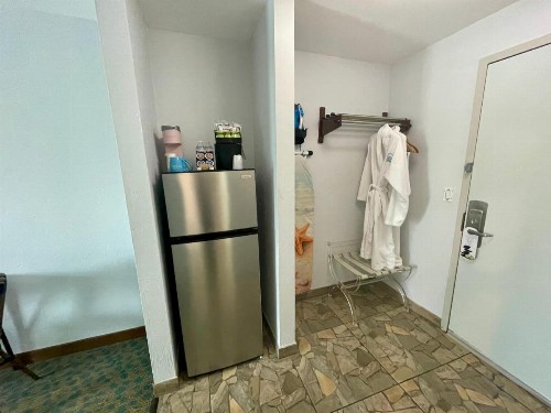 Ocean Sands Beach Inn Ultra Sparkling Saltwater Mineral Pool open until 4 AM Board Games in Lobby Bedside Candy in all rooms Summer Special - image 33