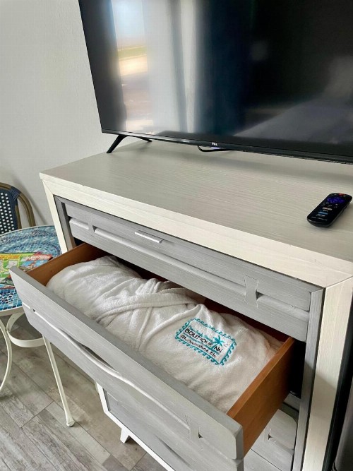 Ocean Sands Beach Inn Ultra Sparkling Saltwater Mineral Pool open until 4 AM Board Games in Lobby Bedside Candy in all rooms Summer Special - image 40