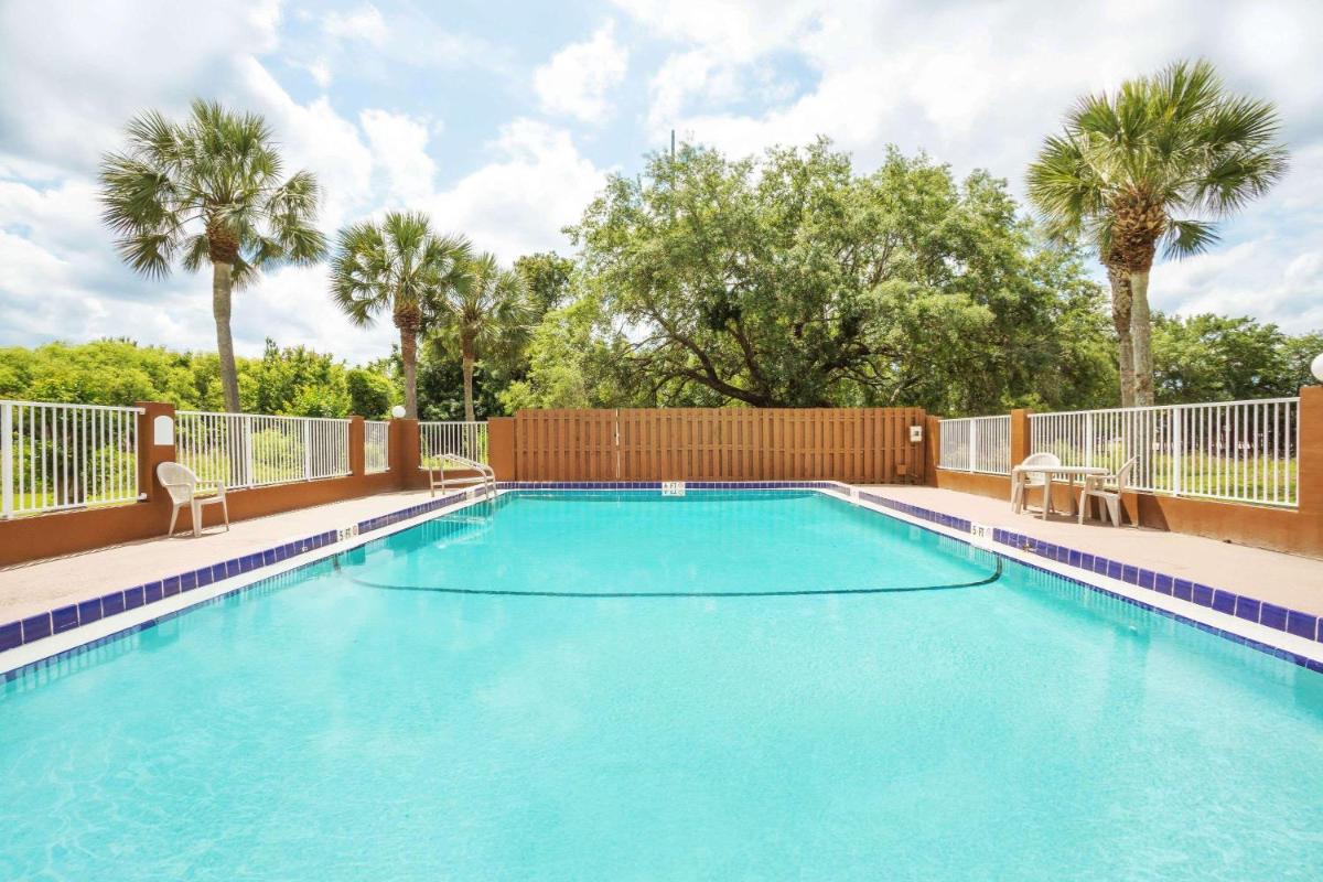 Super 8 by Wyndham St. Augustine - image 3