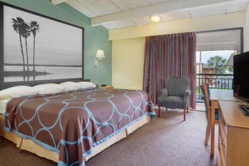 Super 8 by Wyndham St. Augustine - image 7