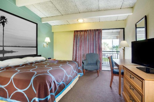 Super 8 by Wyndham St. Augustine - image 9