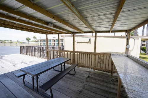 Super 8 by Wyndham St. Augustine Beach - image 16