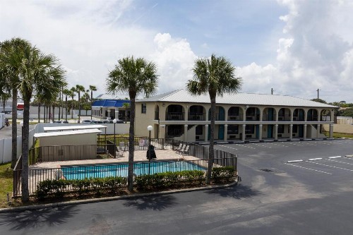 Super 8 by Wyndham St. Augustine Beach - image 3