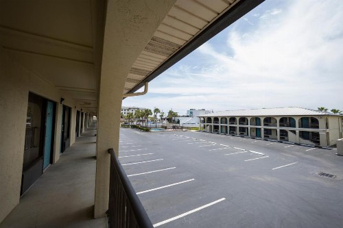 Super 8 by Wyndham St. Augustine Beach - image 30