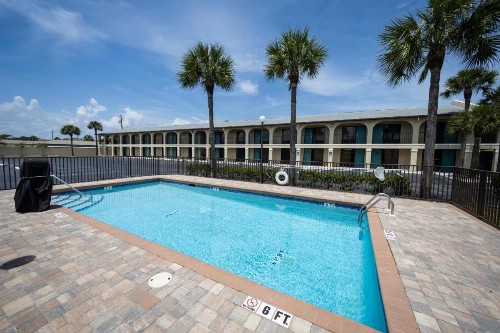 Super 8 by Wyndham St. Augustine Beach - image 5
