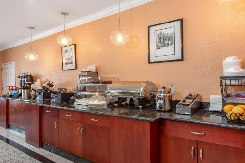 La Quinta Inn & Suites by Wyndham St. Augustine - image 18