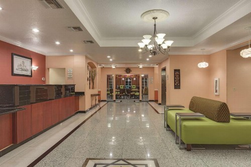 La Quinta Inn & Suites by Wyndham St. Augustine - image 2