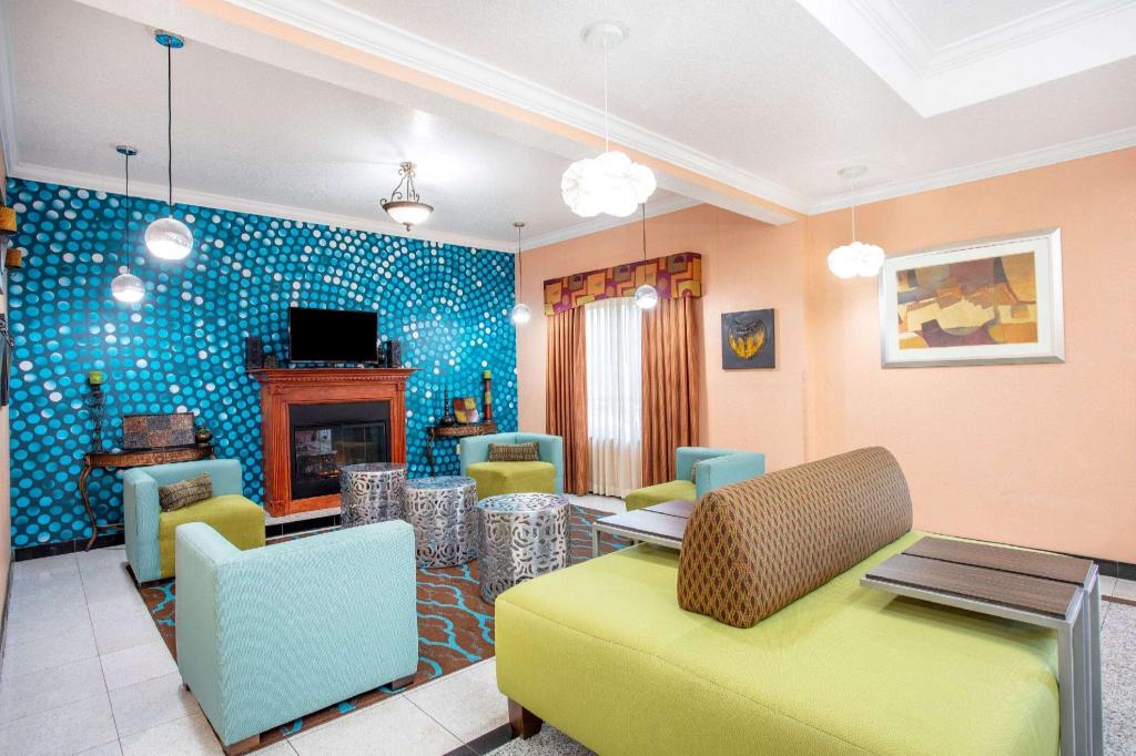 La Quinta Inn & Suites by Wyndham St. Augustine - image 4