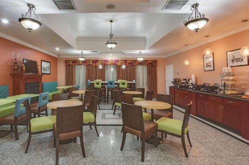 La Quinta Inn & Suites by Wyndham St. Augustine - image 5