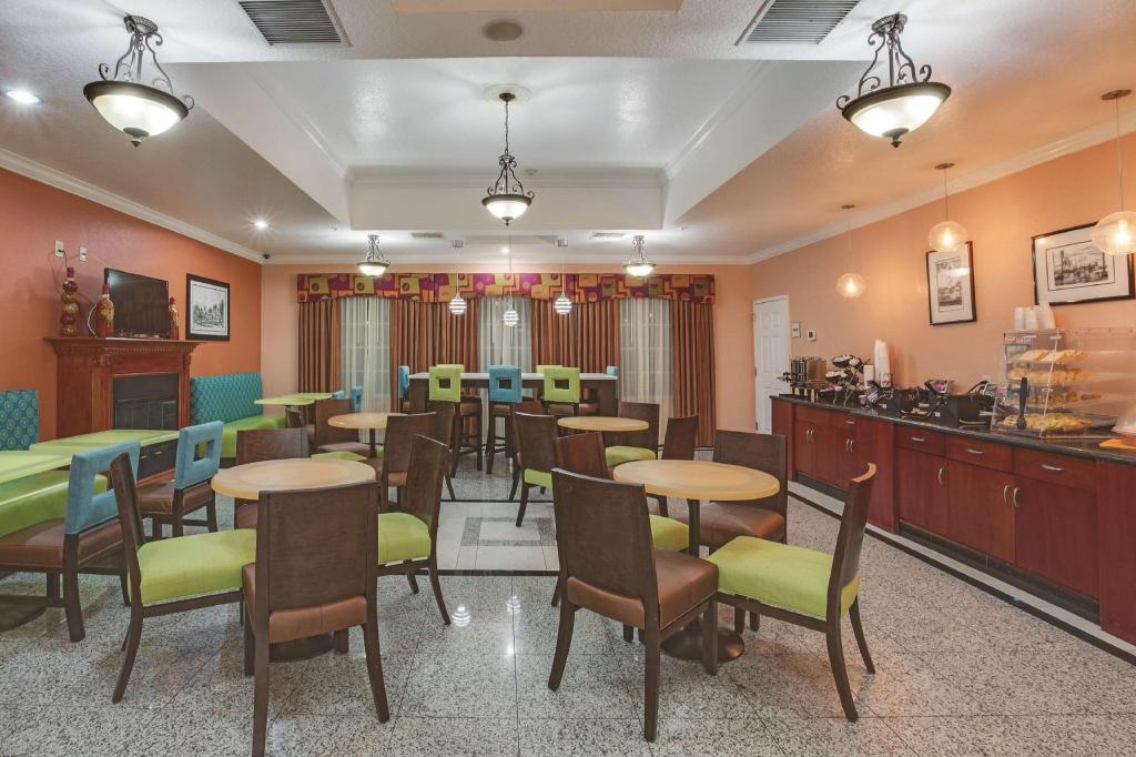 La Quinta Inn & Suites by Wyndham St. Augustine - image 5