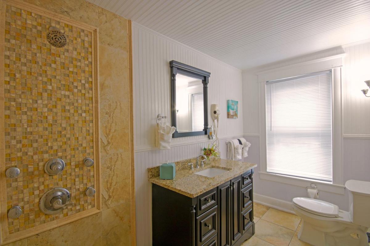 Inn on Charlotte - image 5