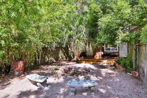 Charming Myrtle Bungalow - image 10