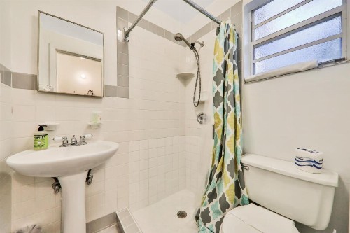 Charming Myrtle Bungalow - image 11