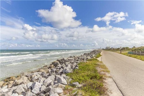 Artist Retreat 2 Bedrooms Summer Haven 3 Houses to Beach Sleeps 7 - image 9