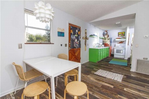 Artist Retreat 2 Bedrooms Summer Haven 3 Houses to Beach Sleeps 7 - image 8