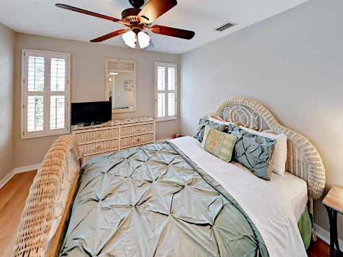 Beachside Delight Home Home - image 11